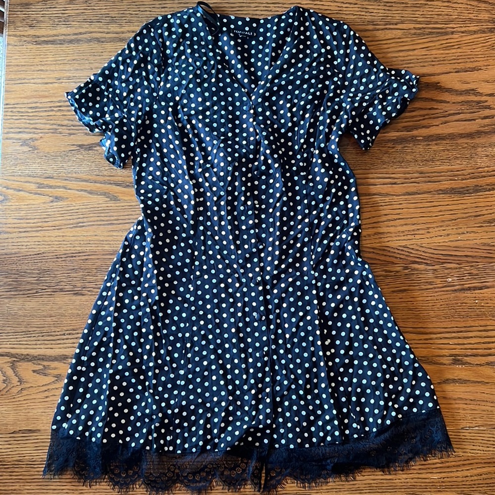 ROZ & ALI BLACK/WHITE POLKA DOTTED DRESS